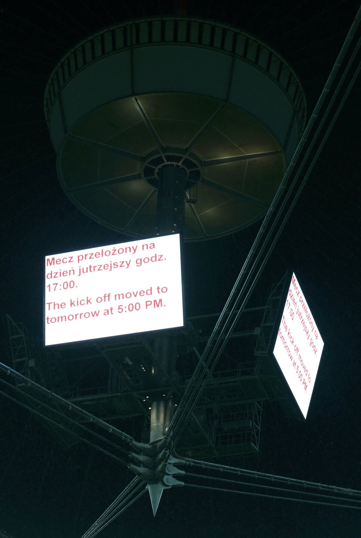 FOTO şi VIDEO Polonia - Anglia a fost amînat din cauza ploii » Cum puteau evita organizatorii această situaţie şi cînd se va disputa :D