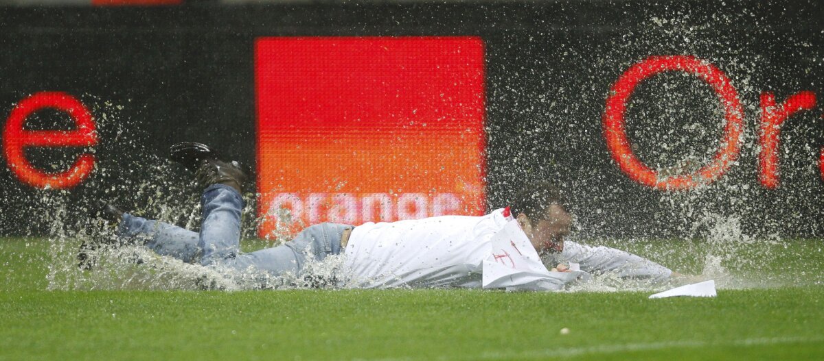 FOTO şi VIDEO Polonia - Anglia a fost amînat din cauza ploii » Cum puteau evita organizatorii această situaţie şi cînd se va disputa :D