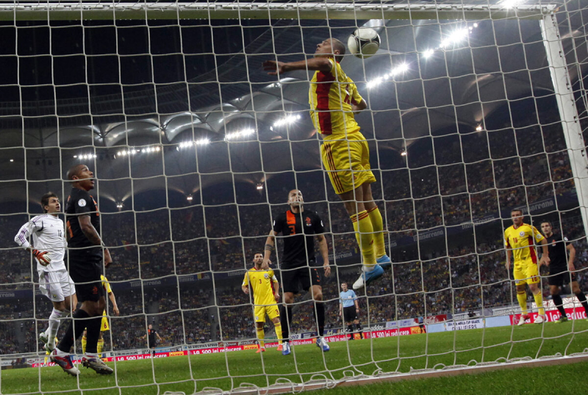 VIDEO Ştiau defectul nostru! Şi ne-au ucis! » Van Gaal le-a zis jucătorilor săi: "Românii stau rău de tot la faze fixe"