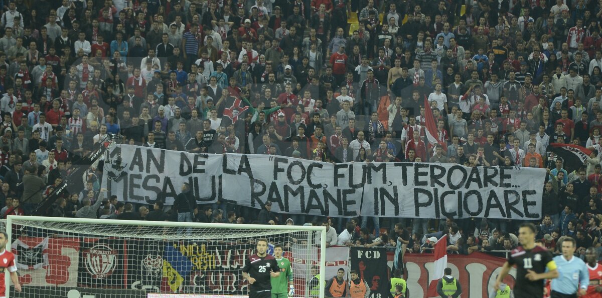 Galeria roş-albilor a afişat bannere rasiste la partida de aseară