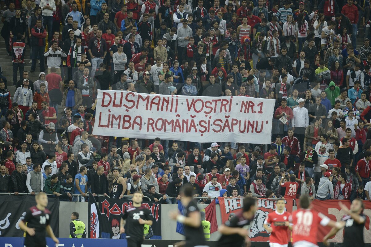 Galeria roş-albilor a afişat bannere rasiste la partida de aseară