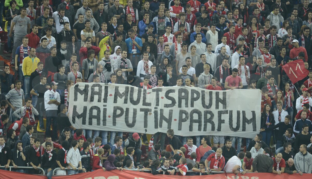 Galeria roş-albilor a afişat bannere rasiste la partida de aseară