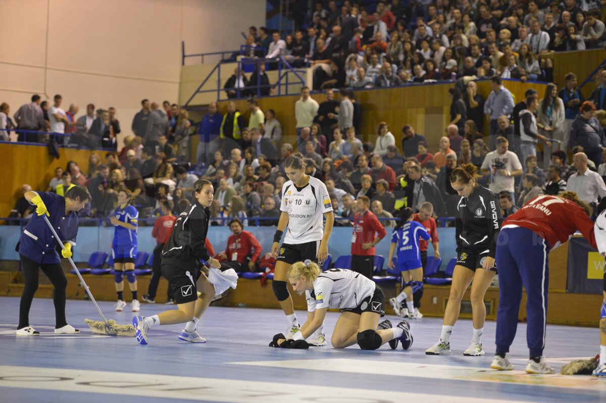 FOTO Imaginea zilei la U Cluj, în Liga Campionilor » Handbalistele au şters cu cola podeaua, ca să nu alunece :S