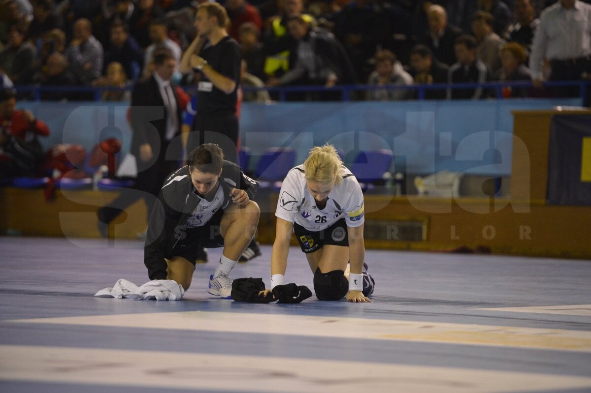 FOTO Imaginea zilei la U Cluj, în Liga Campionilor » Handbalistele au şters cu cola podeaua, ca să nu alunece :S