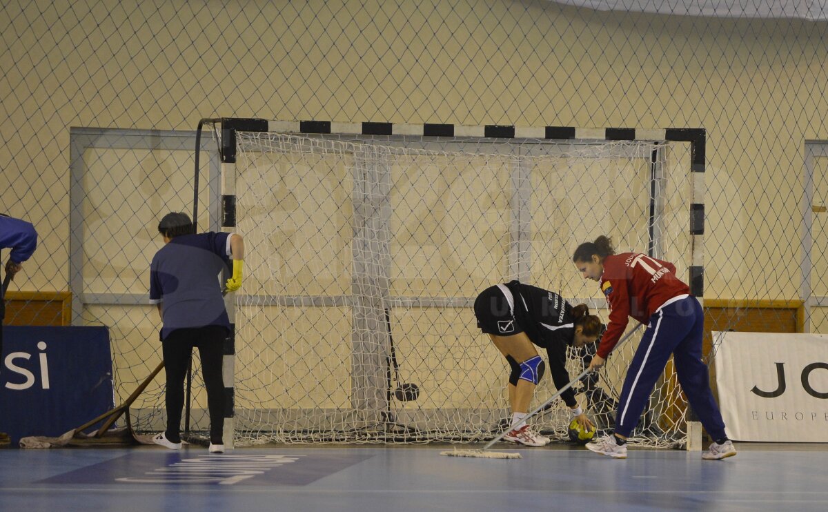 FOTO Imaginea zilei la U Cluj, în Liga Campionilor » Handbalistele au şters cu cola podeaua, ca să nu alunece :S