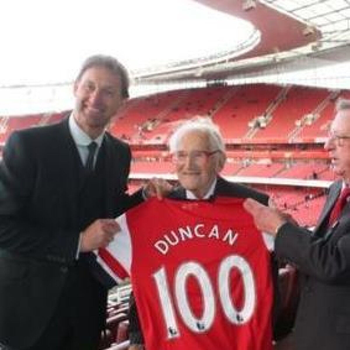 FOTO Asta se numeşte loialitate! Un fan al lui Arsenal a fost pe stadion la 100 de ani!