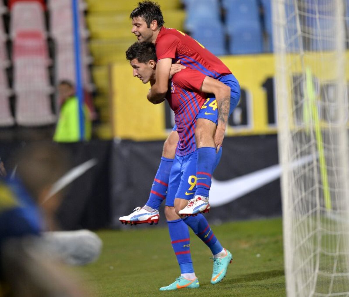 VIDEO Balaur cu patru capete » Steaua s-a distrat cu Bistriţa: 4-0, "duble" Rusescu şi Costea