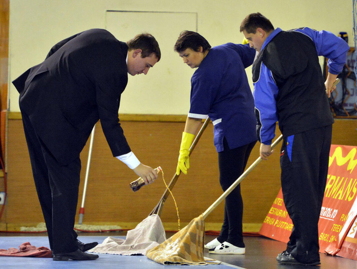 5 litri de Cola pe podea! După găselniţa celor de la Jolidon, iată ce mai poate face cola în sportul românesc :)