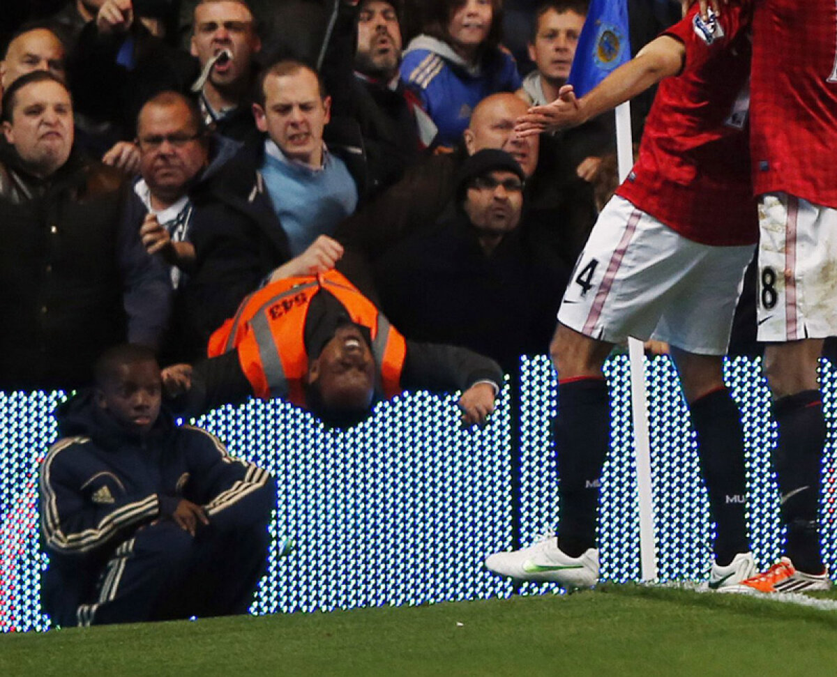FOTO Hooligans! » Iadul pe pămînt la Chelsea-United! Un steward în spital, scaune şi monede aruncate pe teren