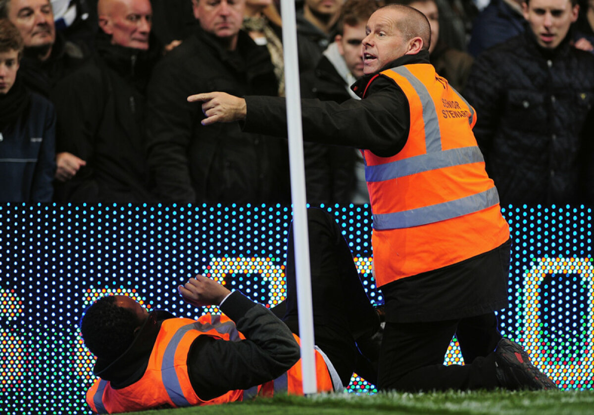 FOTO Hooligans! » Iadul pe pămînt la Chelsea-United! Un steward în spital, scaune şi monede aruncate pe teren