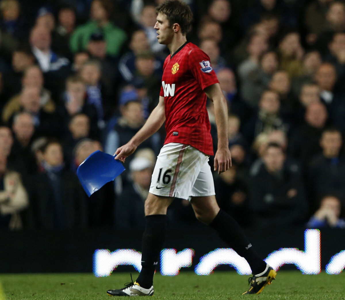 FOTO Hooligans! » Iadul pe pămînt la Chelsea-United! Un steward în spital, scaune şi monede aruncate pe teren