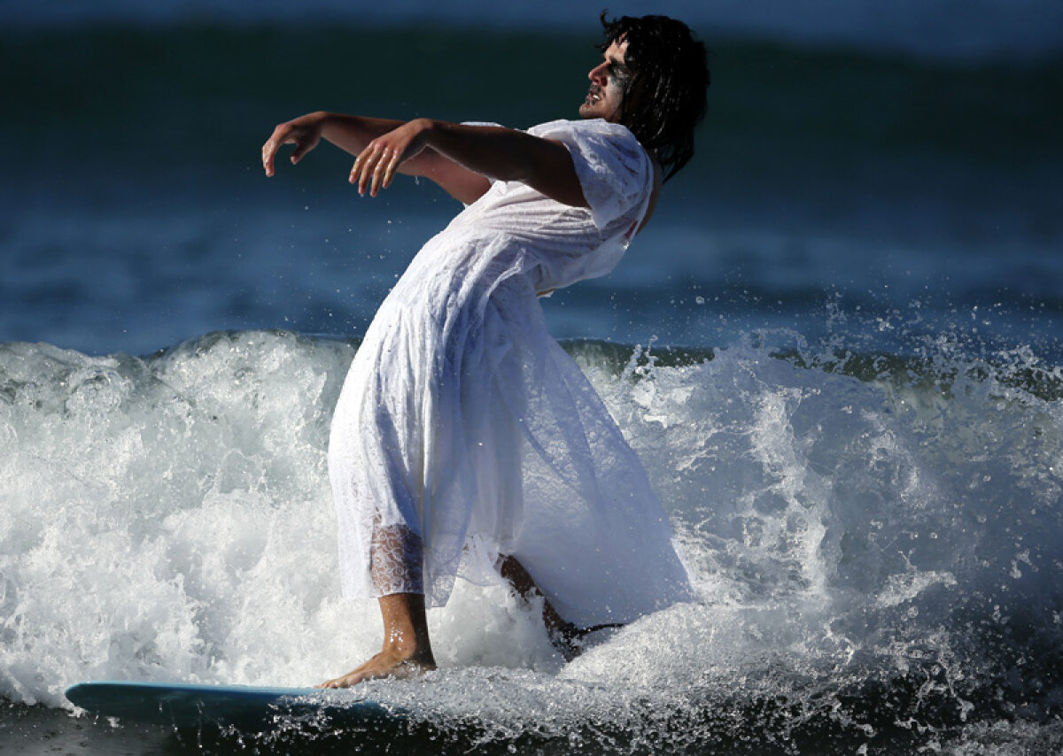 Surfing de groază » Concurs inedit în Santa Monica: s-au dat cu placa în costume horror
