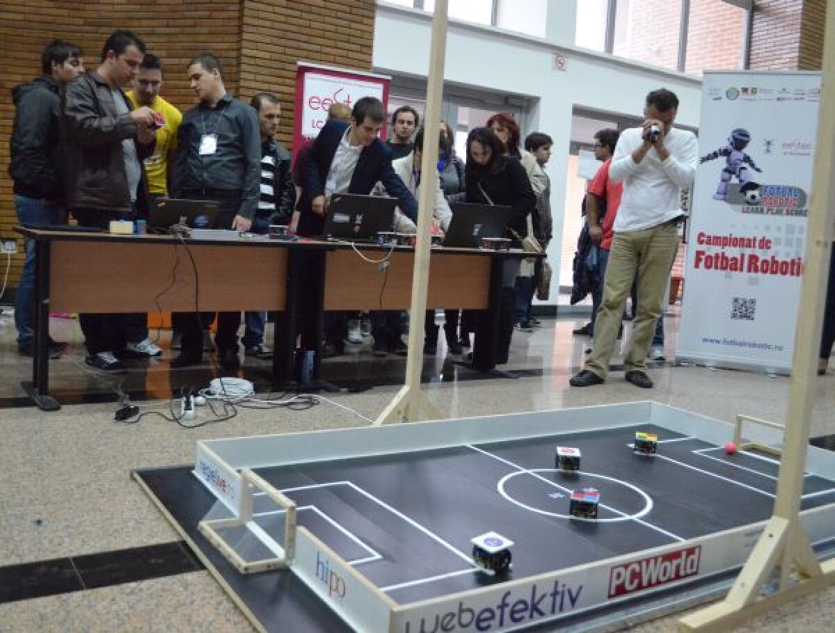 1-1 în Cyberderby » Studenţii de la Politehnica din Bucureşti au prefaţat “clasicul” Steaua - Dinamo cu o partidă de fotbal între roboţi