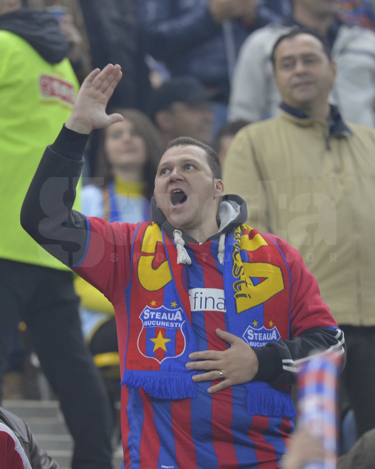 Derby de România înseamnă spectacol! » Steaua conduce cu 1-0 în tribunele Arenei Naţionale