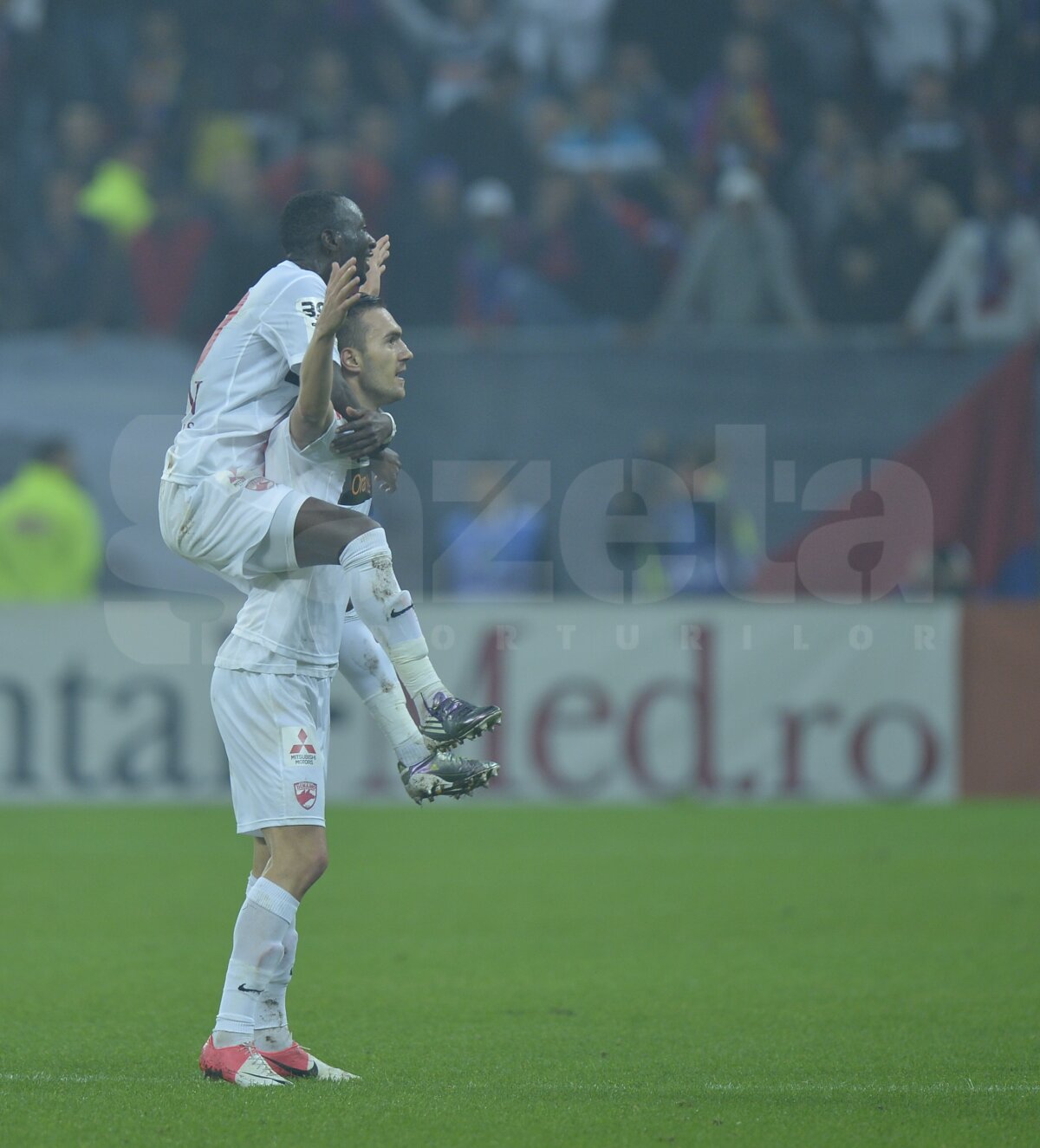 VIDEO&FOTO Se vede 24! Roş-albaştrii cîştigă Derby de România şi îşi iau viteză » Steaua - Dinamo 3-1