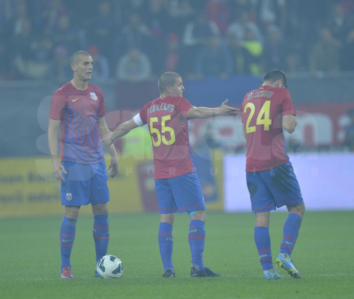 VIDEO&FOTO Se vede 24! Roş-albaştrii cîştigă Derby de România şi îşi iau viteză » Steaua - Dinamo 3-1