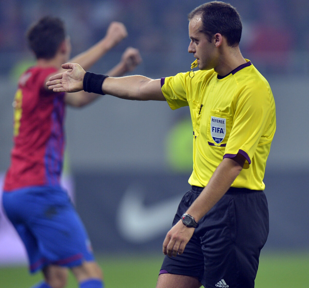 VIDEO Scandalos: două penalty-uri refuzate lui Dinamo! » Derby de România a fost stricat de arbitrul belgian