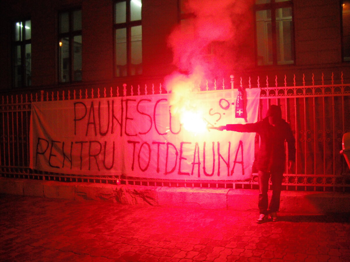 UPDATE Incidente în Bănie, la comemorarea lui Adrian Păunescu! Jandarmii au întrerupt mitingul suporterilor
