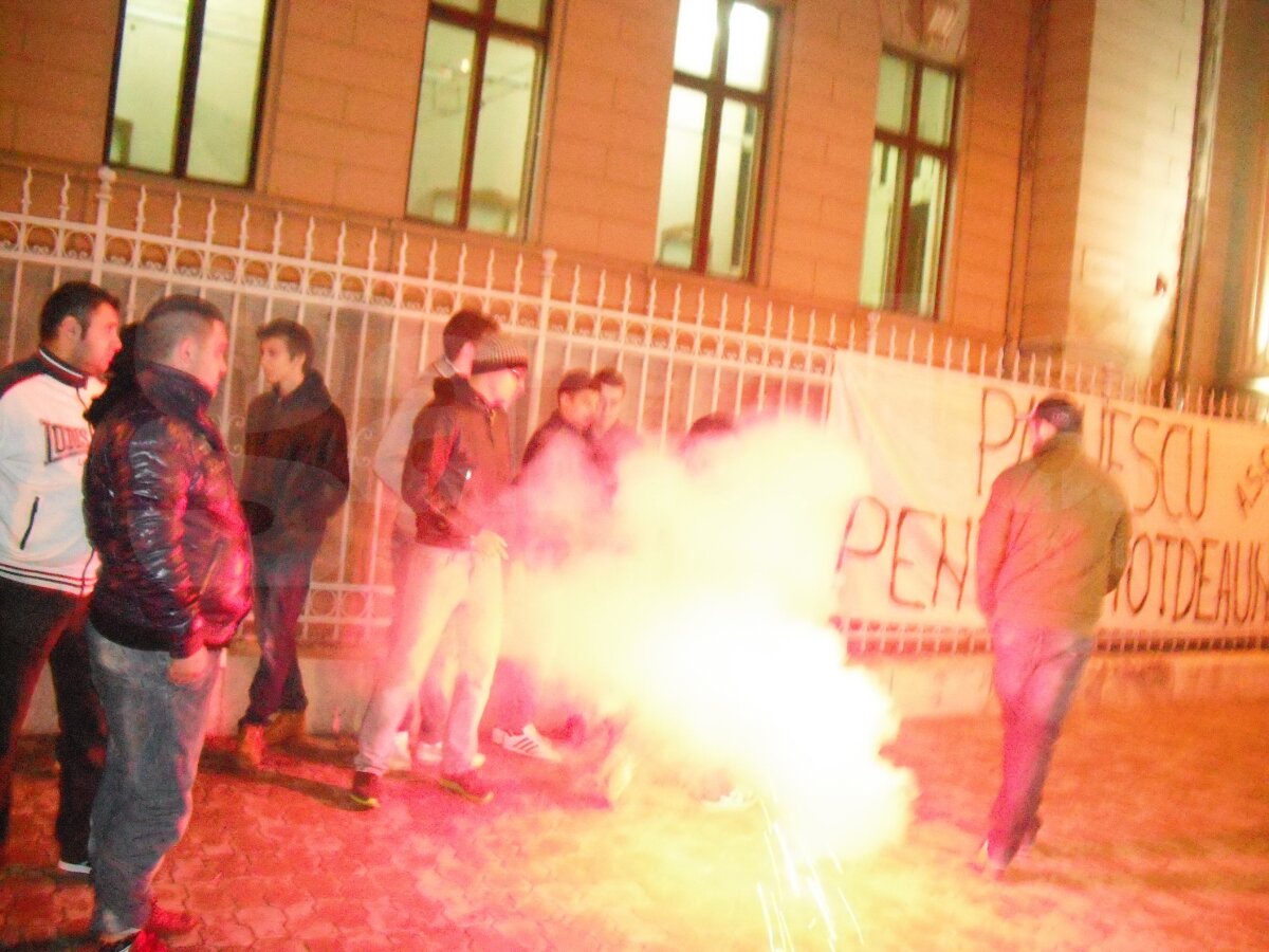 UPDATE Incidente în Bănie, la comemorarea lui Adrian Păunescu! Jandarmii au întrerupt mitingul suporterilor