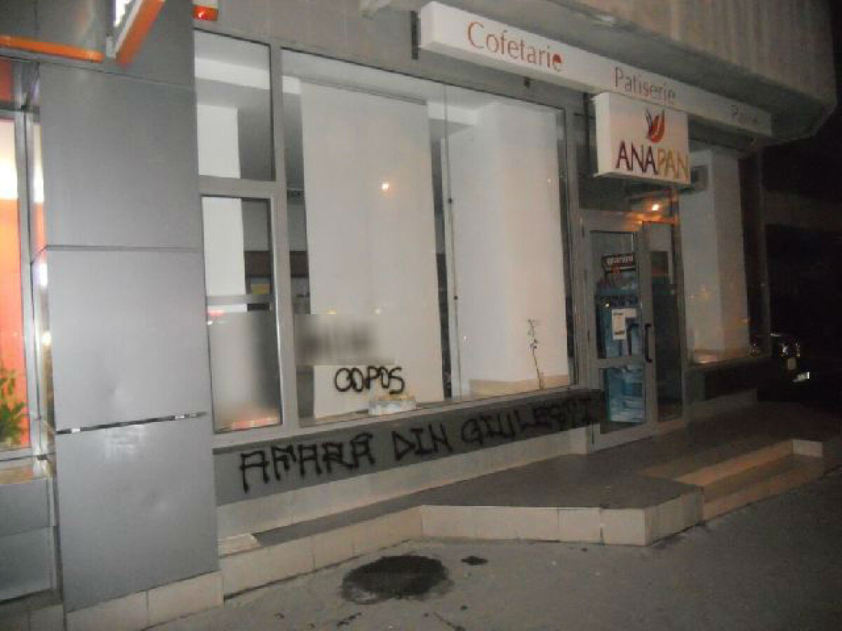 Copos, contestat de fani pe ziduri şi în tribune: "Pleacă din Giuleşti!"