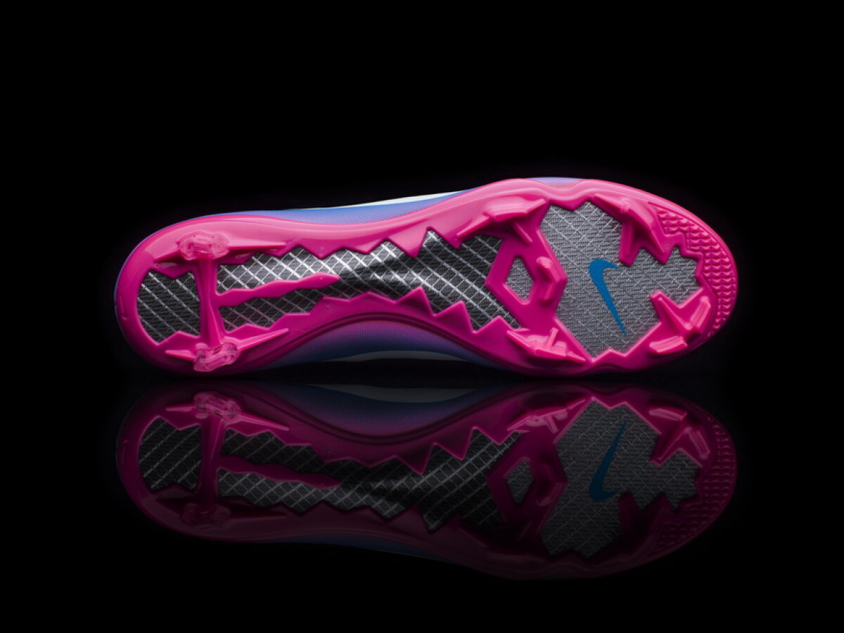 FOTO Noile ghete cu semnătura lui Cristiano Ronaldo au culori îndrăzneţe şi o greutate scăzută!