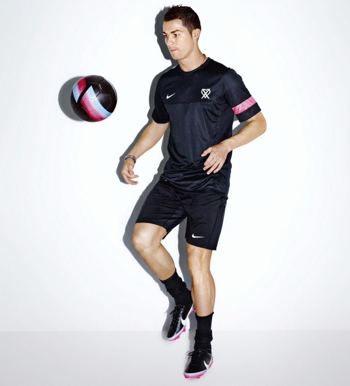 FOTO Noile ghete cu semnătura lui Cristiano Ronaldo au culori îndrăzneţe şi o greutate scăzută!