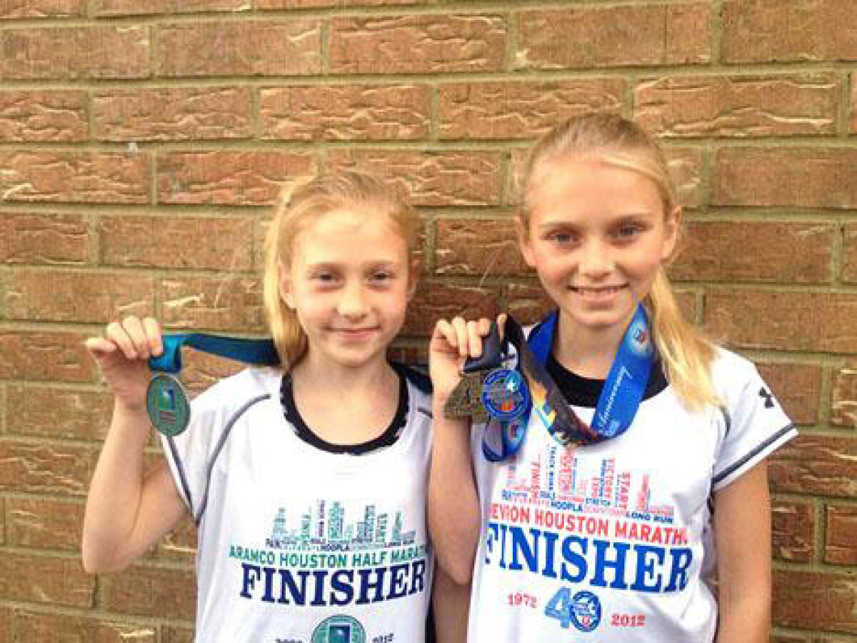 Prea tinere, prea neliniştite » Povestea a două surori de 10 şi de 12 ani care aleargă la maratoane şi curse de trail running