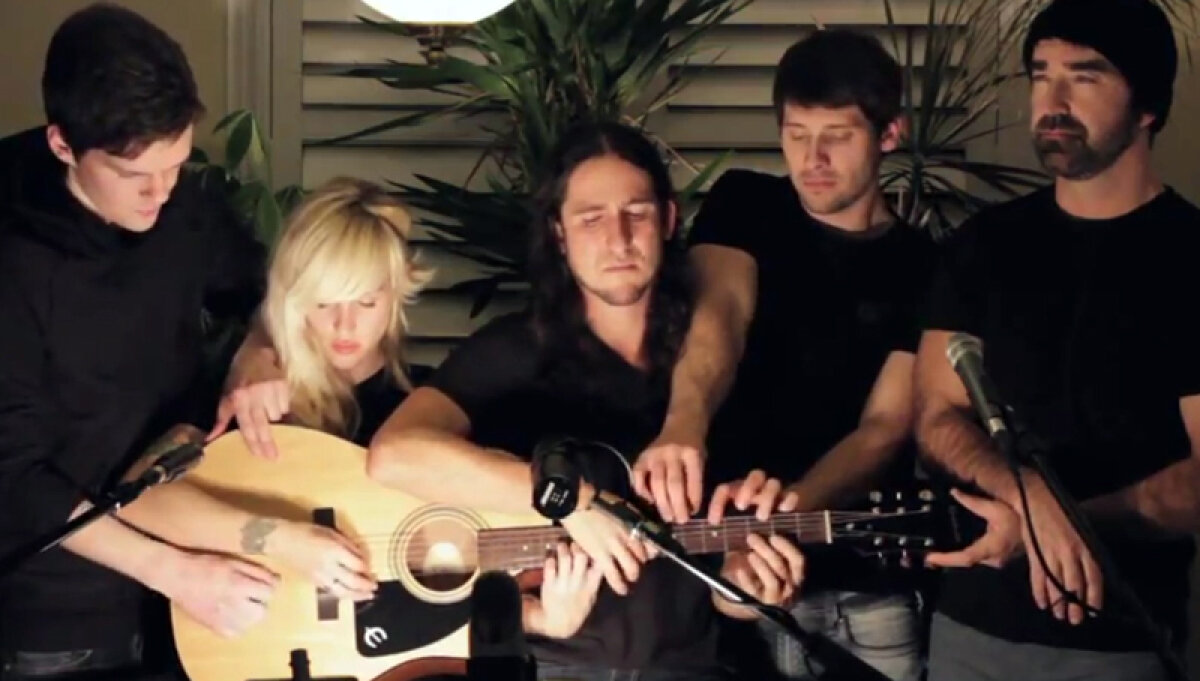 VIDEO Cîntăreaţa urîtă şi chitara fermecată » Cum a reuşit Reghe să-şi uluiască şi să-şi motiveze jucătorii deopotrivă :)