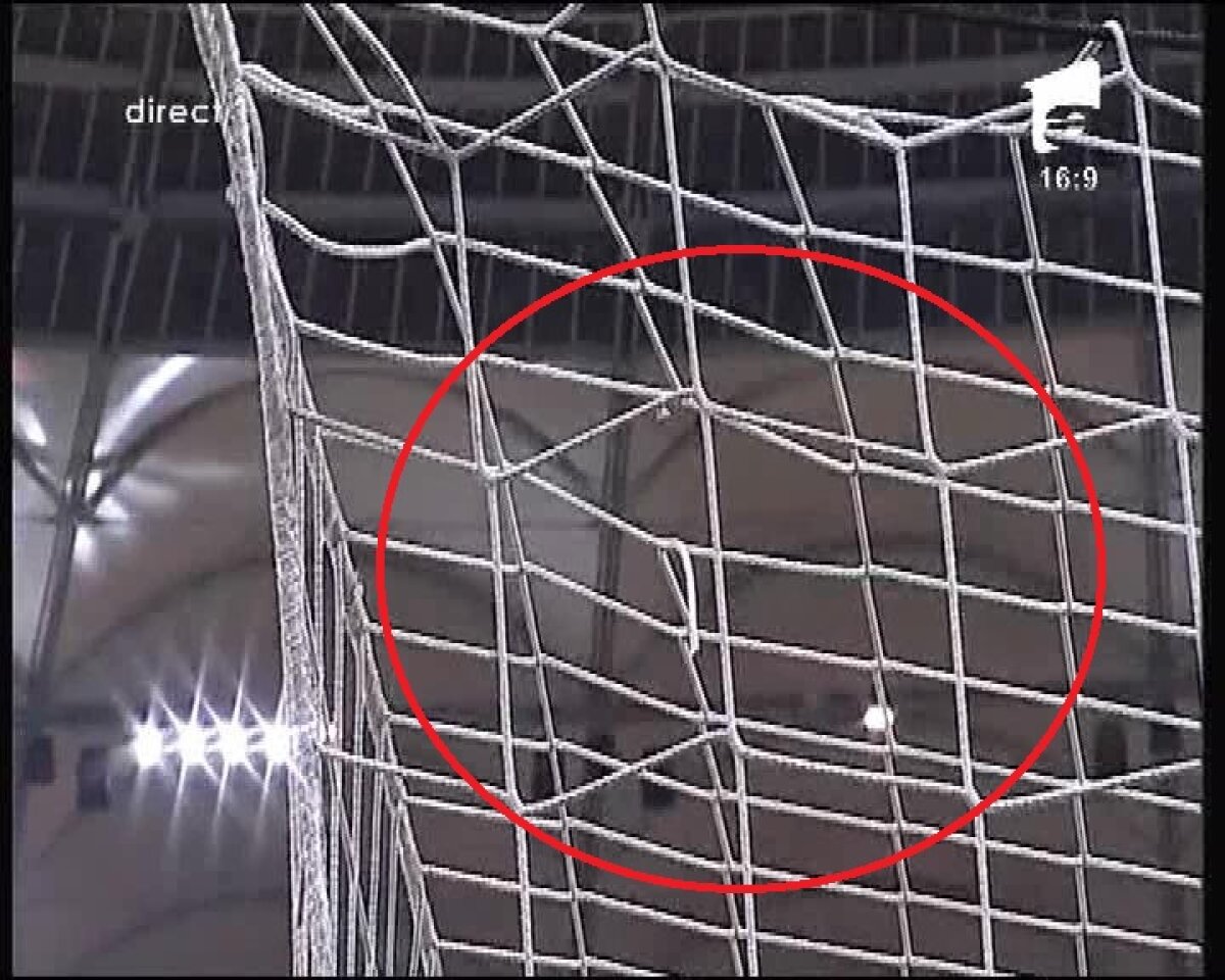 FOTO Probleme cu plasa uneia dintre porţi! Startul partidei România - Belgia a fost întîrziat cu 4 minute