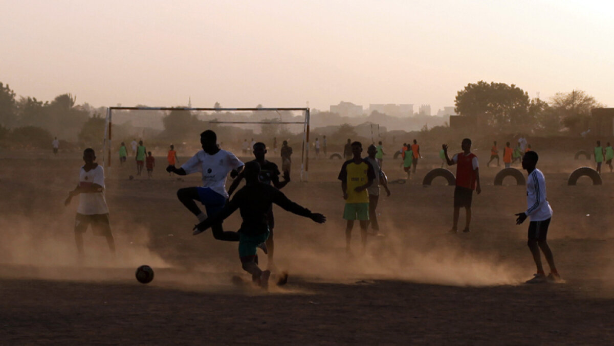 FOTO Mingea cu inimă » Cum a inventat un american o minge ultradurabilă, special pentru copii din zonele sărace