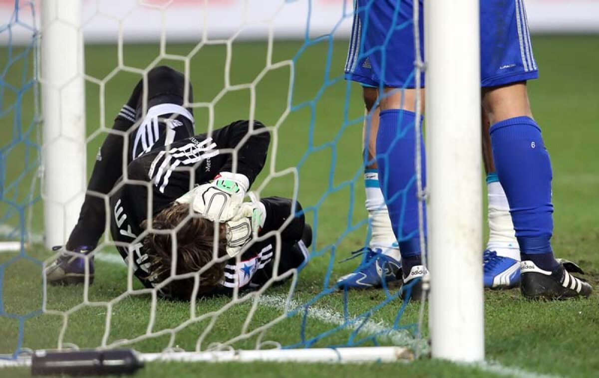 VIDEO Trei puncte explozive! » Portarul lui Petrescu lovit cu o petardă, Dinamo- Zenit suspendat la 1-0