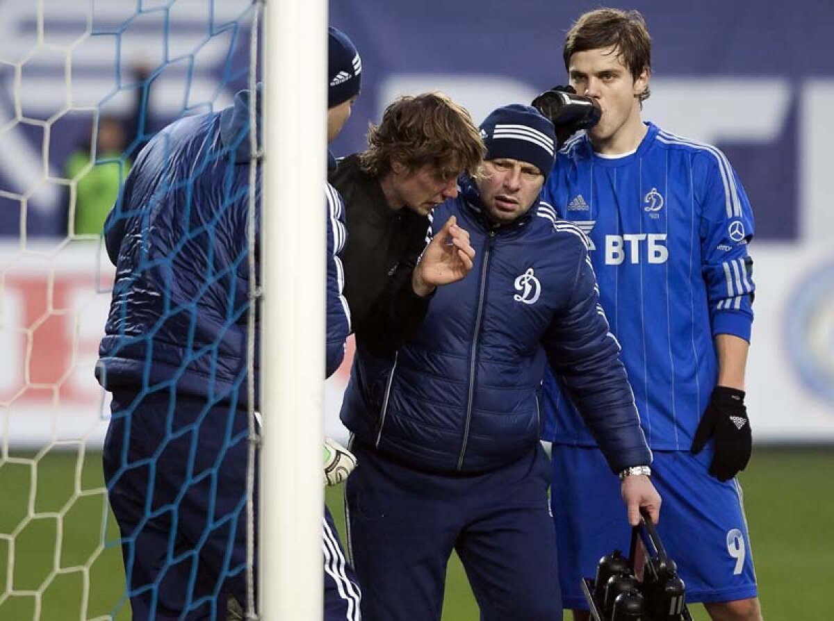 VIDEO Trei puncte explozive! » Portarul lui Petrescu lovit cu o petardă, Dinamo- Zenit suspendat la 1-0