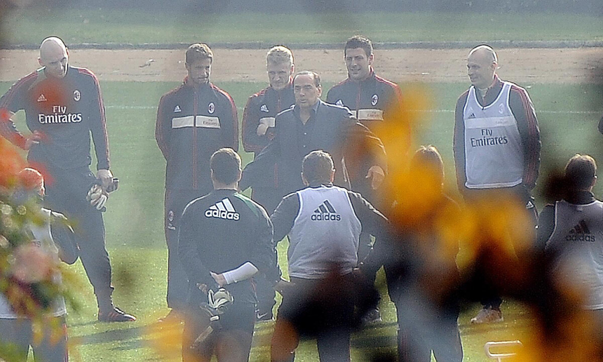 FOTO Patronul la butoane » Venit cu elicopterul în cantonament, Berlusconi a băgat Milanul 5 ore în şedinţă