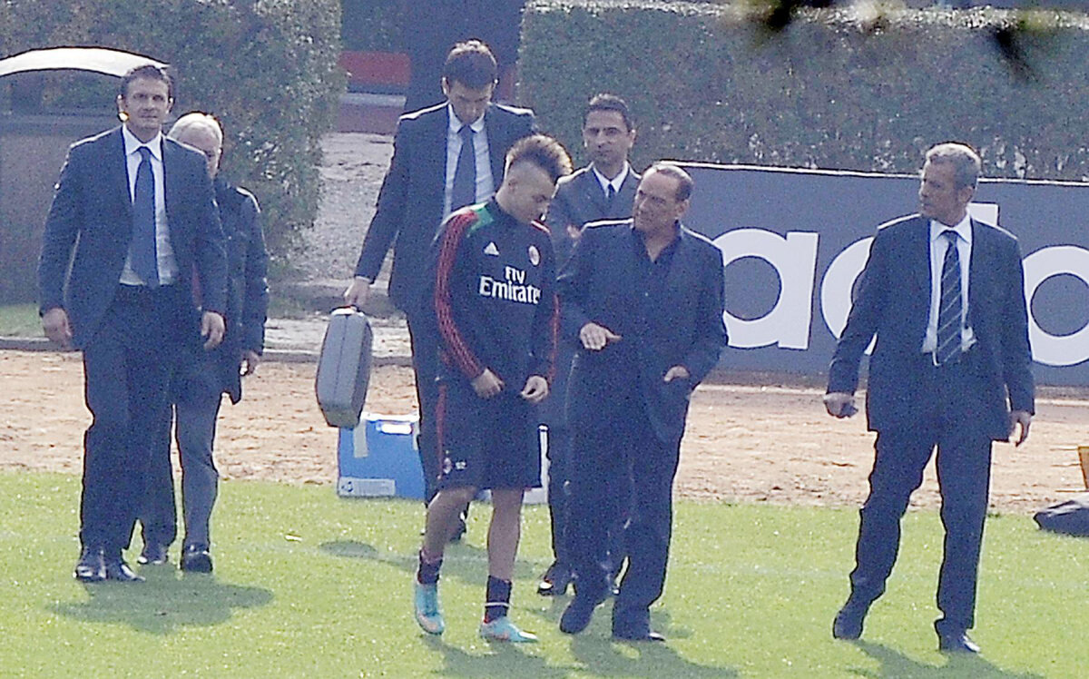 FOTO Patronul la butoane » Venit cu elicopterul în cantonament, Berlusconi a băgat Milanul 5 ore în şedinţă