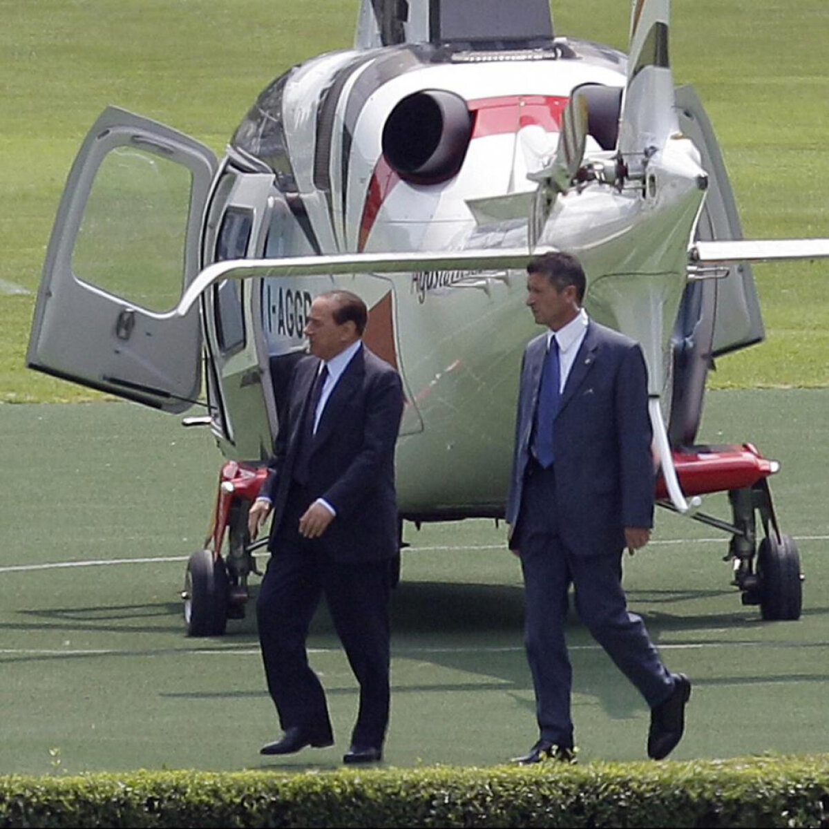 FOTO Patronul la butoane » Venit cu elicopterul în cantonament, Berlusconi a băgat Milanul 5 ore în şedinţă
