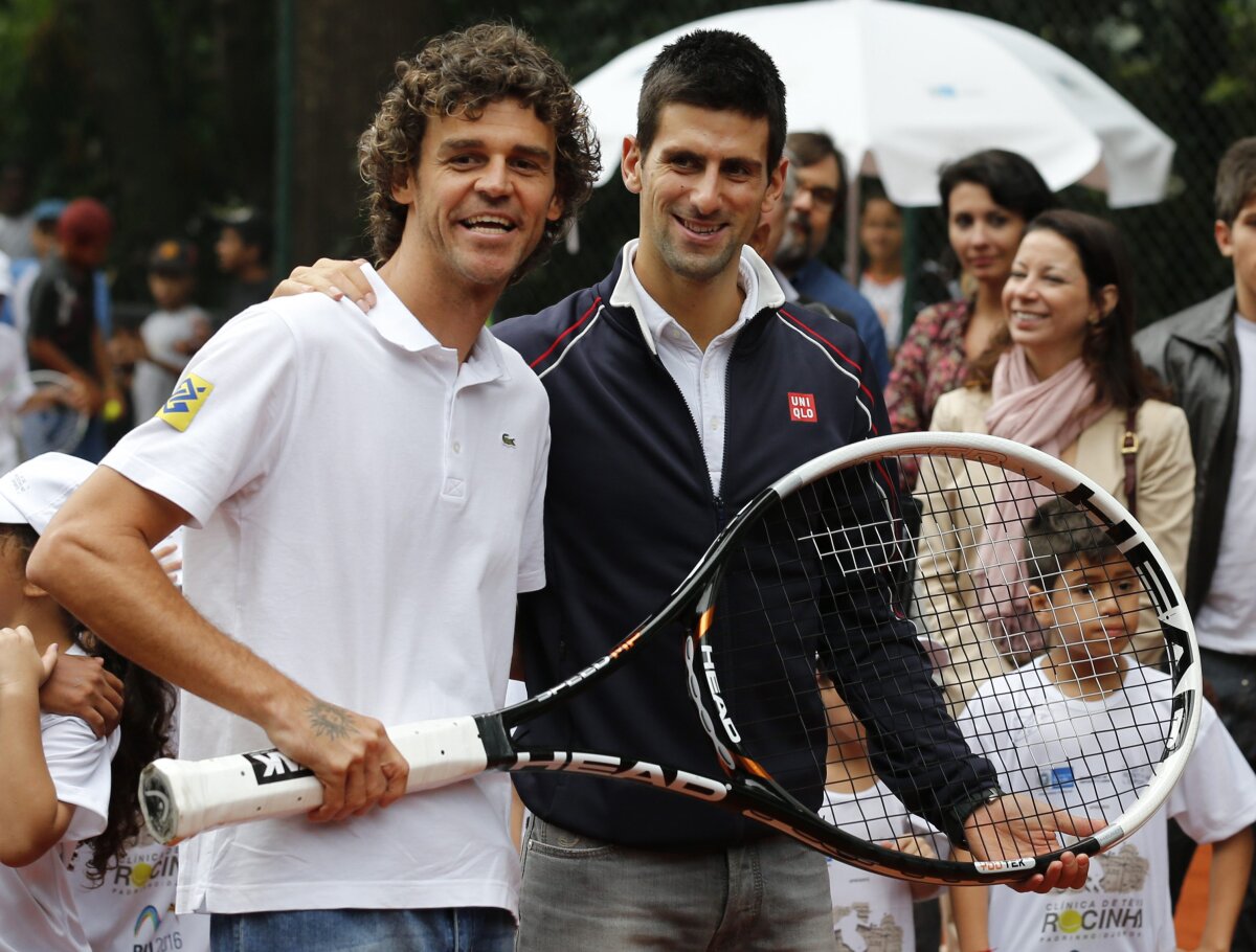 FOTO Djokovici a inaugurat un teren de tenis într-o favelă din Rio de Janeiro! » Pe cine a mai imitat acum :D