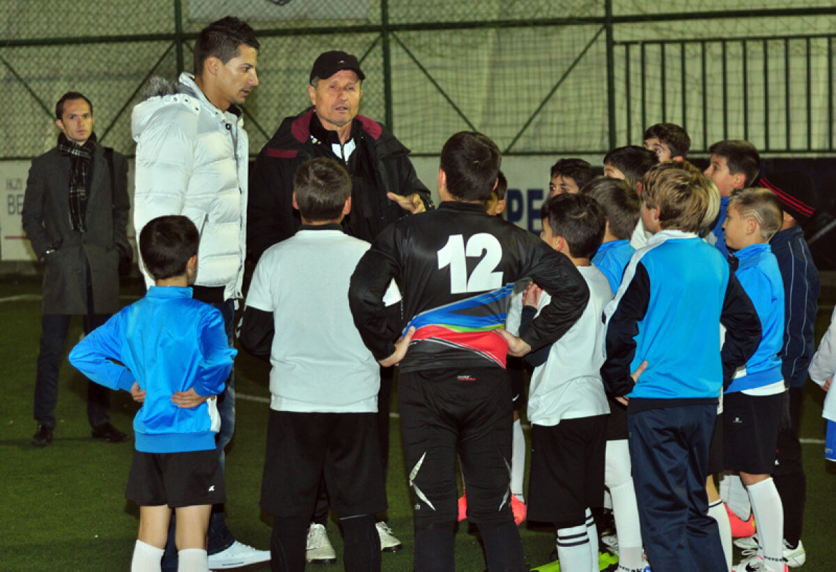 O seară ca-n Liga 1 » Copiii pregătiţi de Dan Chilom şi susţinuţi de Gazeta au primit la antrenament vizita lui Gigi Mulţescu