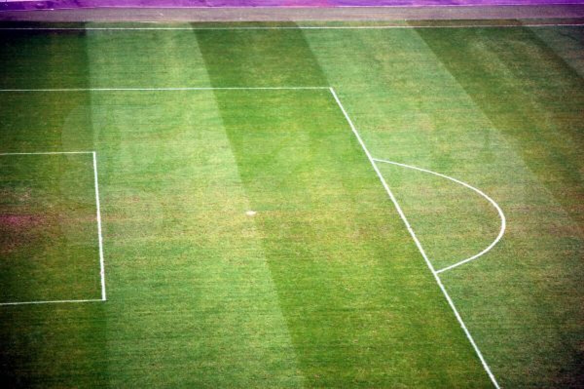 FOTO EXCLUSIV De sus poezie, de jos orezărie! » Meciul anului pentru Steaua va avea parte de un gazon mizerabil