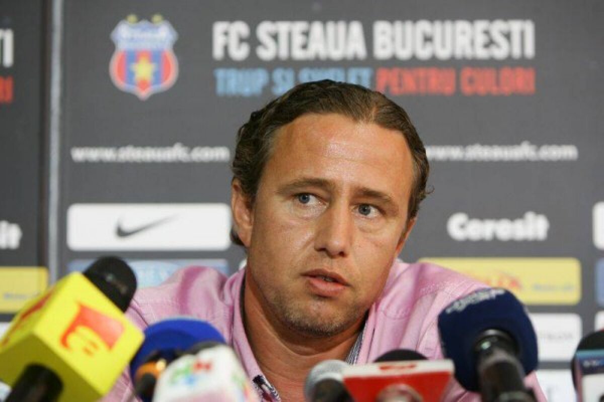 Cu punguţe la conferinţă » Reghe a invitat ziariştii să guste din energizante: "Puteţi bea! Nu se întîmplă nimic"
