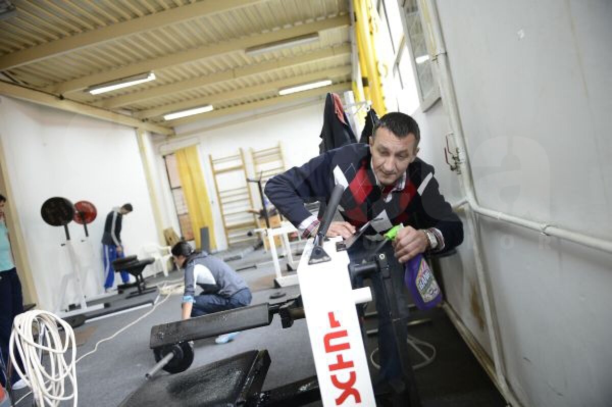 Foşti şi actuali campioni au măturat, au vopsit şi au văruit sala de atletism atacată de mucegai » Szabo: "O mizerie de nedescris!"