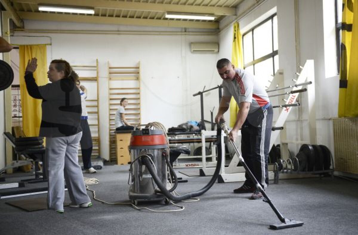 Foşti şi actuali campioni au măturat, au vopsit şi au văruit sala de atletism atacată de mucegai » Szabo: "O mizerie de nedescris!"