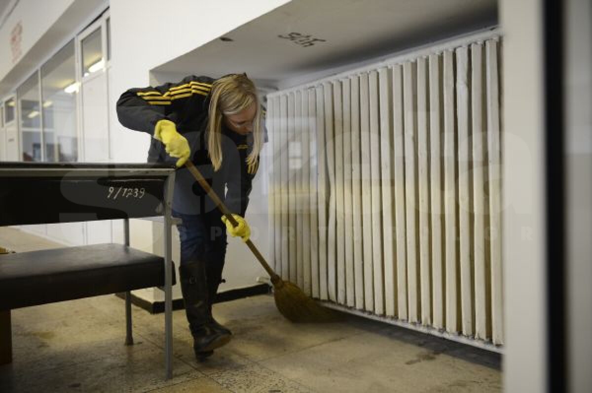 Foşti şi actuali campioni au măturat, au vopsit şi au văruit sala de atletism atacată de mucegai » Szabo: "O mizerie de nedescris!"