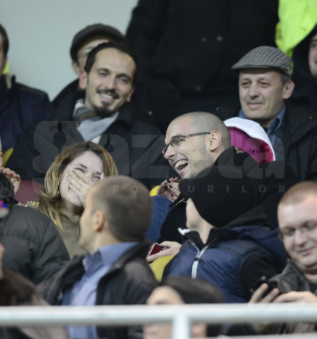 FOTO » Cerere în căsătorie, în direct pe stadion!