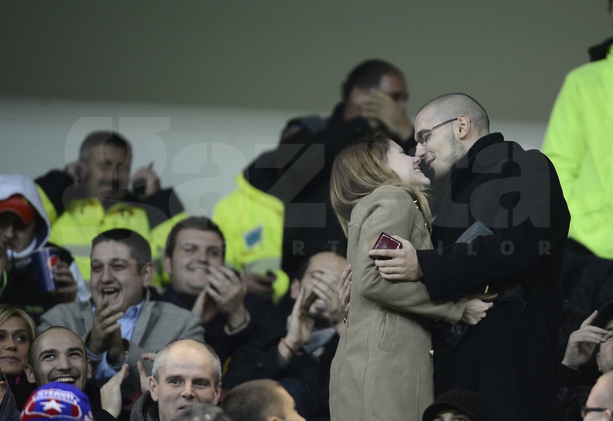 FOTO » Cerere în căsătorie, în direct pe stadion!