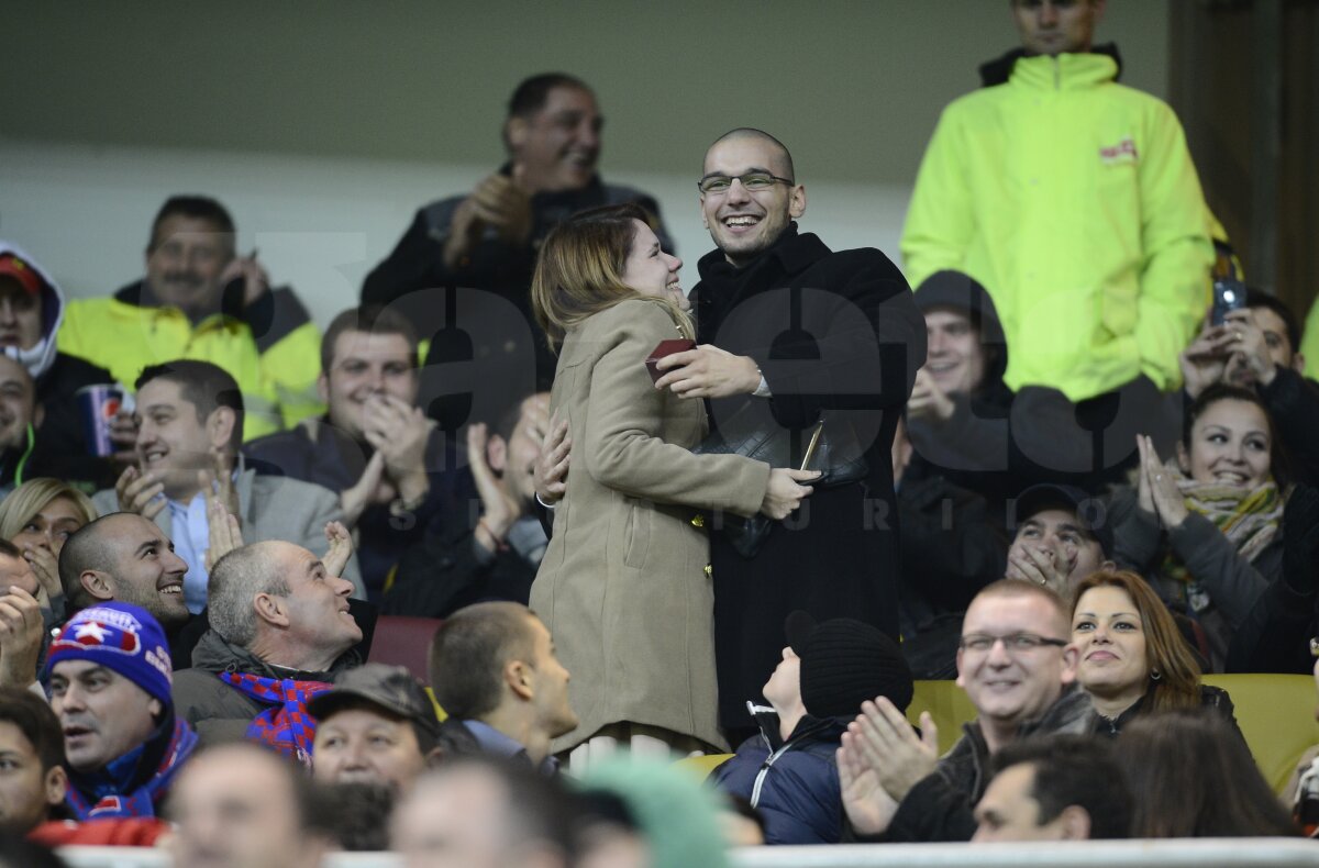 FOTO » Cerere în căsătorie, în direct pe stadion!