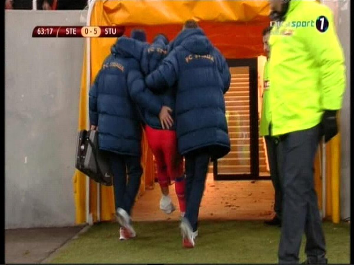 FOTO » Călcat pe gleznă, Tănase a fost cărat pe braţe la vestiare!