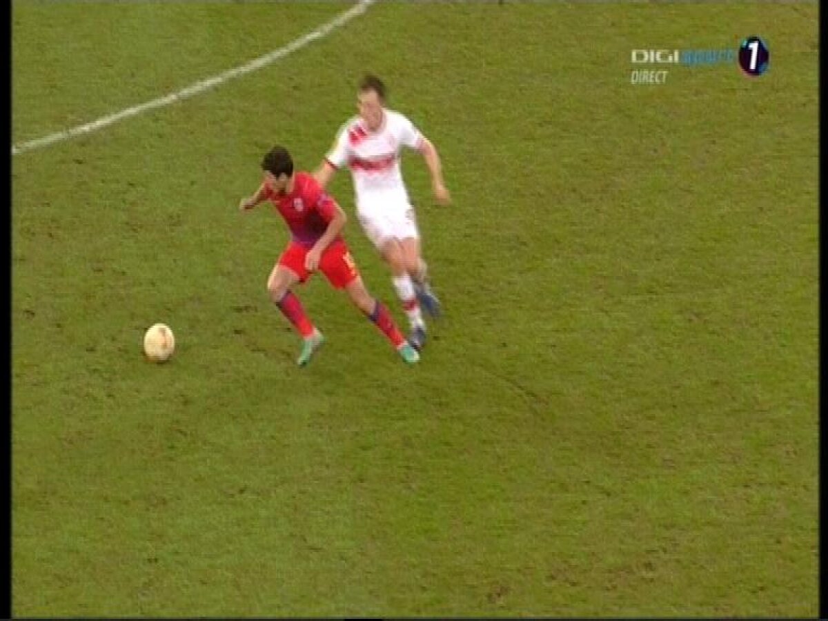 FOTO » Călcat pe gleznă, Tănase a fost cărat pe braţe la vestiare!