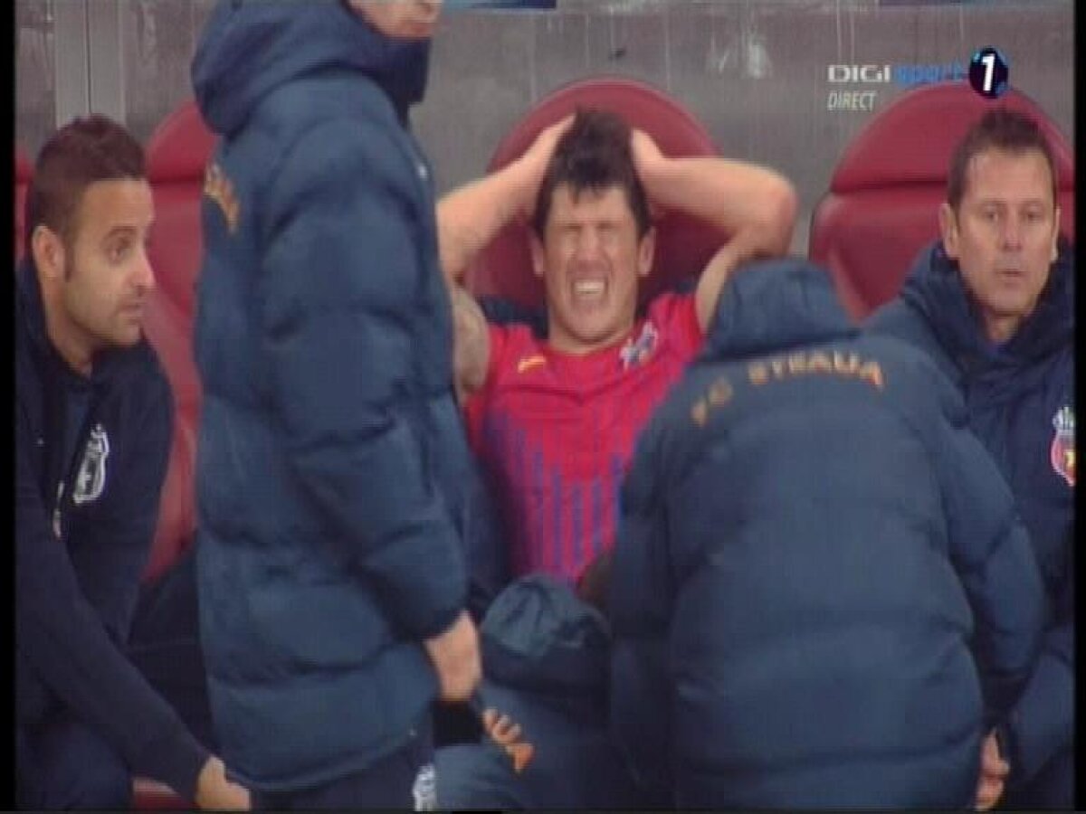 FOTO » Călcat pe gleznă, Tănase a fost cărat pe braţe la vestiare!