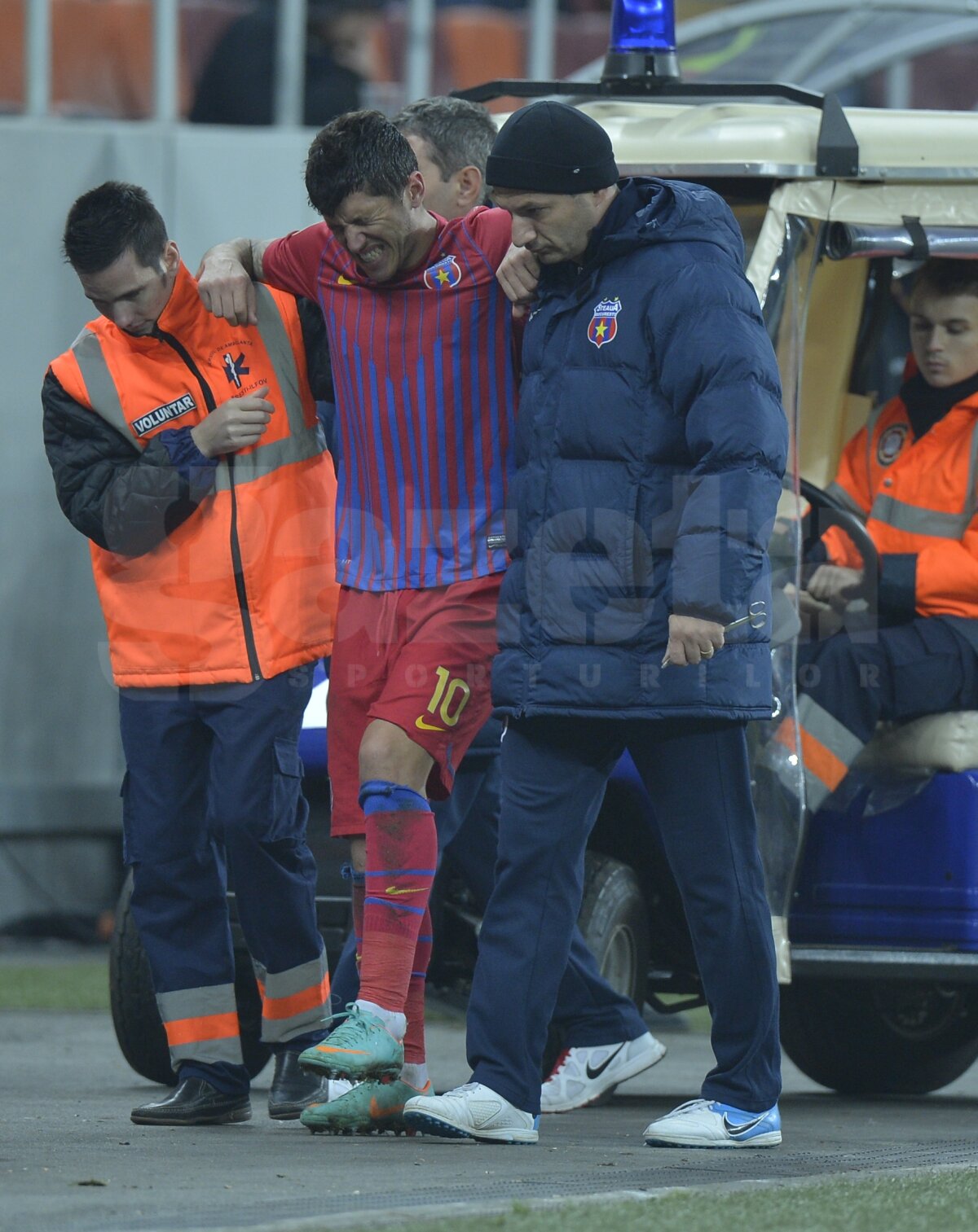FOTO » Călcat pe gleznă, Tănase a fost cărat pe braţe la vestiare!