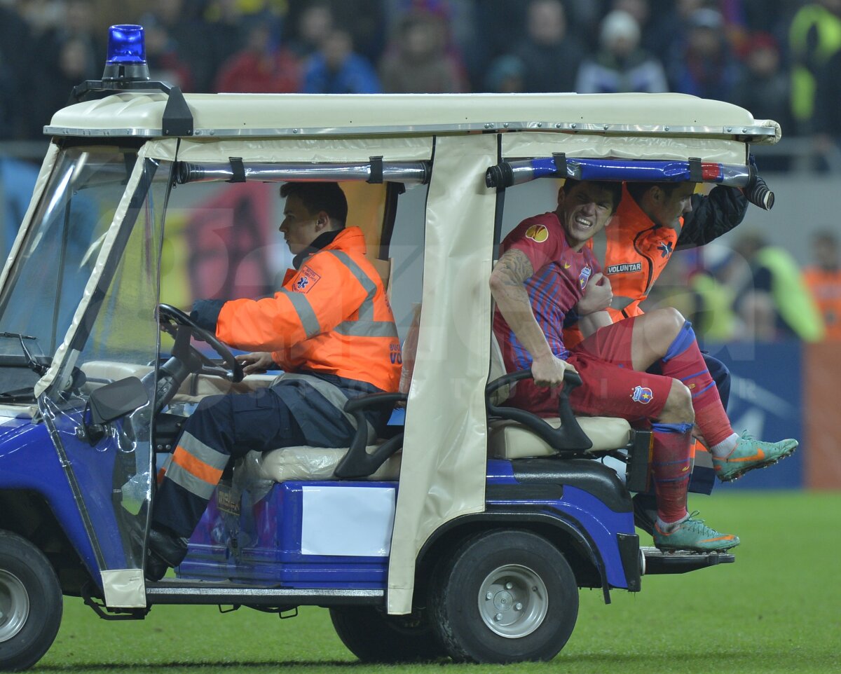FOTO » Călcat pe gleznă, Tănase a fost cărat pe braţe la vestiare!